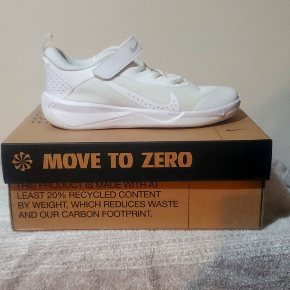BRAND NEW NEVER WORN WHITE NIKE CROSS TRAINER SZ 3